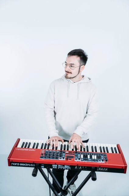 Benja tocando piano