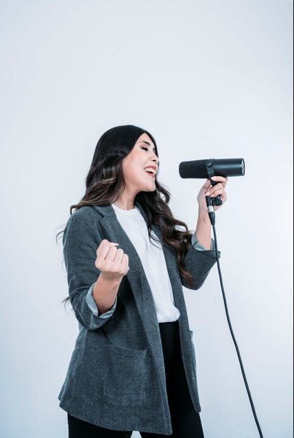 Nadia cantando